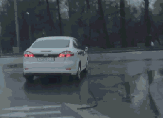 疏忽 | 加完油不看后視鏡，加油站沒了…